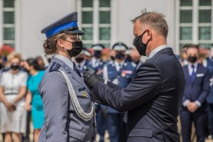 Prezydent RP Andrzej Duda wręczający odznaczenia wyróżnionym policjantom