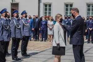 Prezydent RP Andrzej Duda wręczający odznaczenia wyróżnionym policjantom