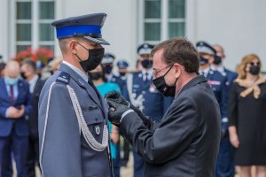 Minister SWiA Mariusz Kamiński wręczający odznaczenia wyróżnionym policjantom