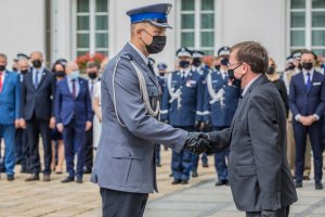 Minister SWiA Mariusz Kamiński wręczający odznaczenia wyróżnionym policjantom