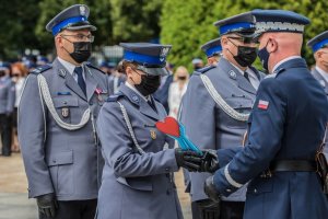 Komendant Główny Policji gen. insp. Jarosław Szymczyk wręczający wyróżnienia policjantom w konkursie &quot;Policjant, który mi pomógł&quot;