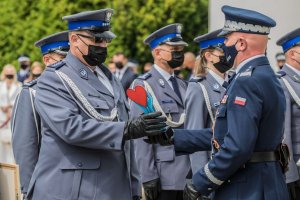 Komendant Główny Policji gen. insp. Jarosław Szymczyk wręczający wyróżnienia policjantom w konkursie &quot;Policjant, który mi pomógł&quot;