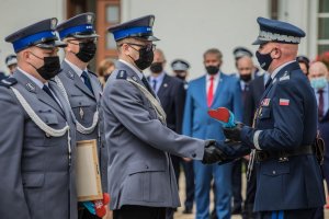 Komendant Główny Policji gen. insp. Jarosław Szymczyk wręczający wyróżnienia policjantom w konkursie &quot;Policjant, który mi pomógł&quot;