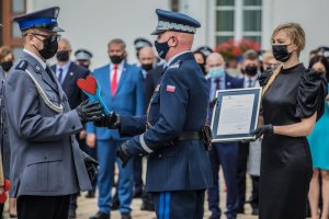 Komendant Główny Policji gen. insp. Jarosław Szymczyk wręczający wyróżnienia policjantom w konkursie &quot;Policjant, który mi pomógł&quot;