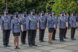 Wyróżnieni policjanci stojący na placu przed Belwederem