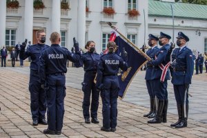 Nowoprzyjęci policjanci z Komendy Stołecznej Policji podczas ślubowania