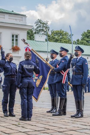 Nowoprzyjęci policjanci z Komendy Stołecznej Policji podczas ślubowania