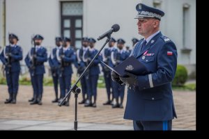 Komendant Stołeczny Policji nadinsp. Paweł Dzierżak podczas odbierania ślubowania od nowoprzyjętych policjantów