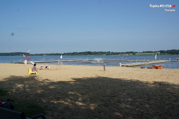 Widok na plaże i jezioro.