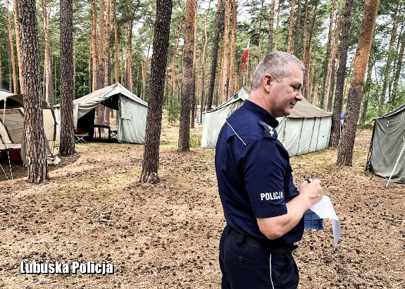 Policjant podczas spotkania profilaktycznego z harcerzami.