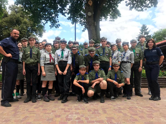 Policjanci wspólnie z harcerzami podczas spotkania profilaktycznego.