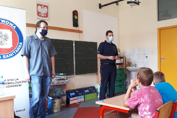 Policjant podczas spotkania profilaktycznego z młodzieżą.
