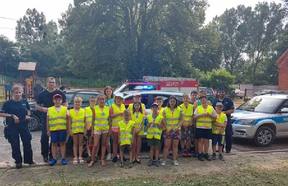Policjanci wspólnie z dziećmi podczas spotkania profilaktycznego.