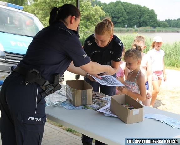 Policjantki podczas spotkania profilaktycznego z dziećmi.