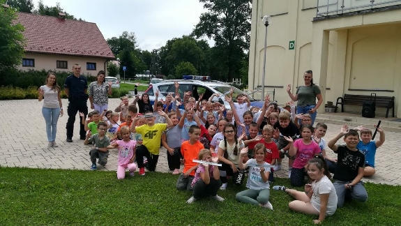Policjanci podczas spotkania profilaktycznego z dziećmi.