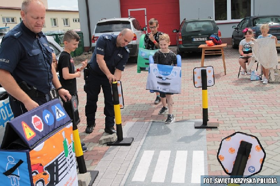Policjanci podczas spotkania profilaktycznego z dziećmi.