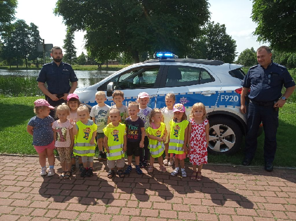 Policjanci podczas spotkania profilaktycznego z dziećmi.