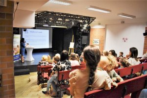 Wrocławskie Centrum Twórczości Dziecka - scena a przed nią siedzą w rzędach dorośli i dzieci - widok z tyłu