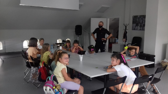 Policjant podczas spotkania profilaktycznego z dziećmi.