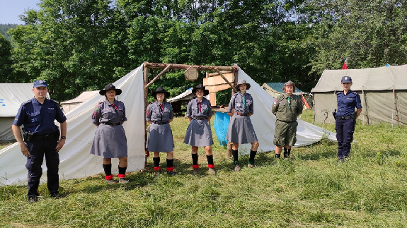 Policjanci wspólnie z harcerzami podczas spotkania profilaktycznego.