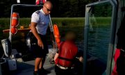 policjant i uratowana osoba na łodzi policyjnej