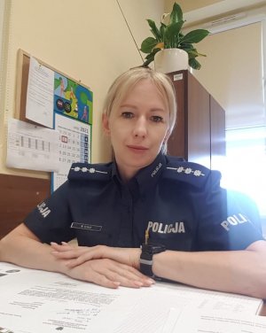Policjantka siedząca za biurkiem