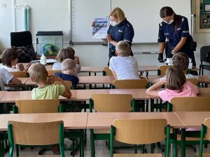 policjantki z dziećmi w szkole rozmawiają o bezpieczeństwie