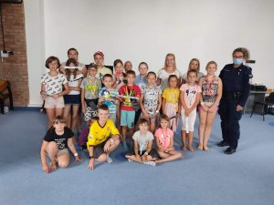 policjantka pozuje z dziećmi do zdjęcia podczas