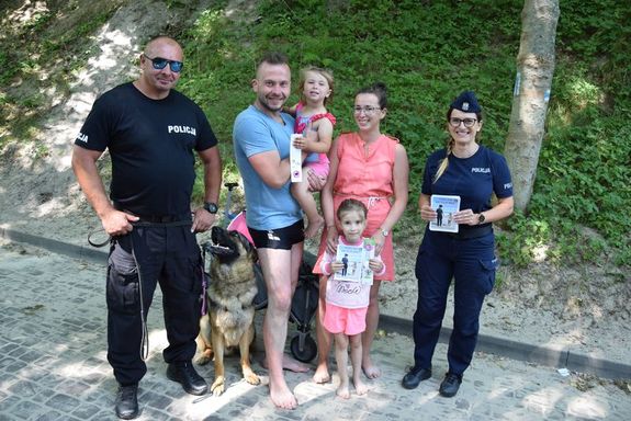 policjanci ze spacerowiczami rozmawiają o bezpieczeństwie