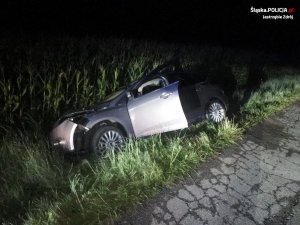 Zdjęcie przedstawiające uszkodzony samochód leżący w rowie