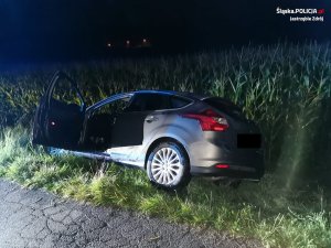 Zdjęcie przedstawiające uszkodzony samochód leżący w rowie