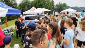 policjanci podczas pikniku rozmawiają o bezpieczeństwie