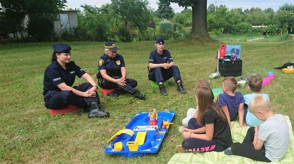 policjantki rozmawiają z dziećmi o bezpieczeństwie