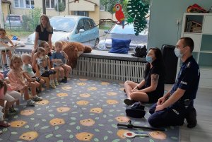 policjant w przedszkolu rozmawia o bezpieczeństwie
