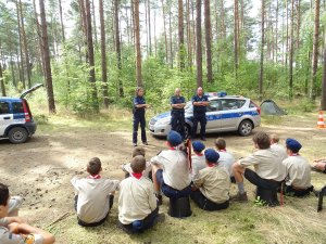 policjanci z młodzieżą rozmawiają o bezpieczeństwie podczas lekcji