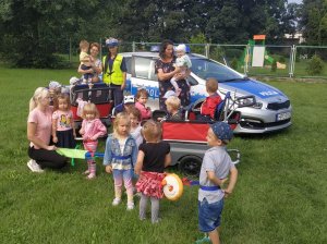 policjanci podczas lekcji plenerowej rozmawiają o bezpieczeństwie
