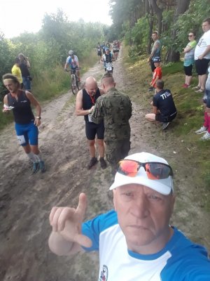 uczestnicy ultramaratonu w trakcie biegu