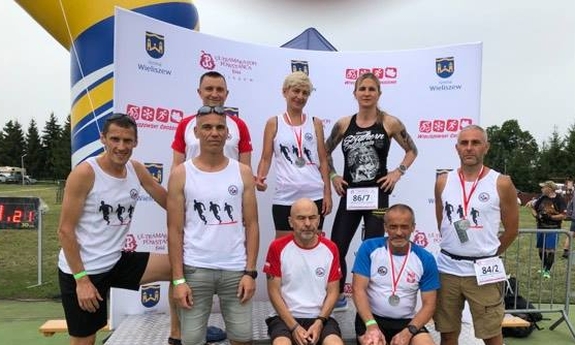 uczestnicy ultramaratonu pozują do zdjęcia