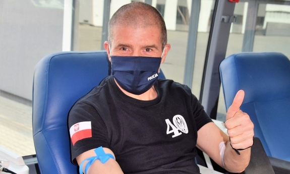 komendant Roman Kuster podczas oddawania krwi
