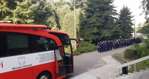 krwiobus i policjanci stojący w szeregu