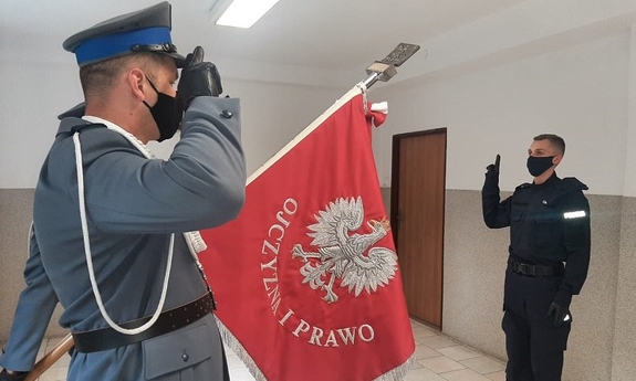 policjant ślubuje na sztandar