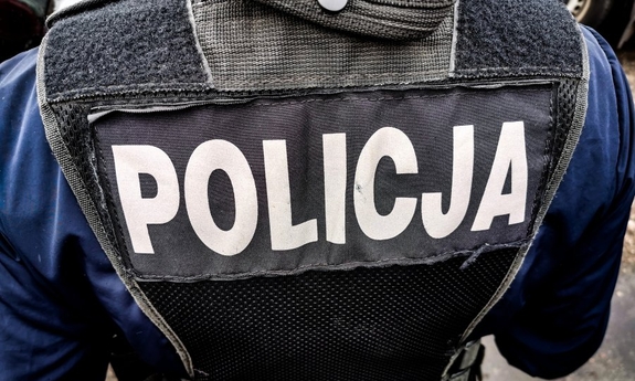 Napis Policja umiejscowiony na kamizelce policjanta