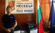 polski policjant stoi we wnętrzu posterunku Policji w Nessebar