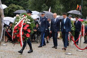 Złożenie wieńca pod pomnikiem