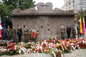 Pomnik Ofiar Rzezi Woli wraz ze złożonymi wieńcami