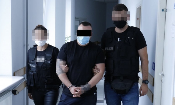Prowadzony przez policjantów mężczyzna zatrzymany za oszustwo na policjanta