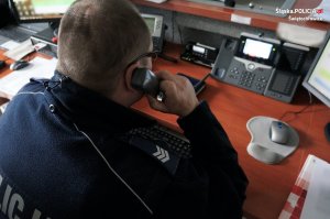 Oficer dyżurny w trakcie odbierania zgłoszenia telefonicznego