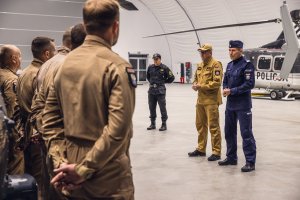 Przemówienie zastępcy Komendanta Głównego Policji nadinsp. Romana Kustera oraz zastępcy Komendanta Głównego Państwowej Straży Pożarnej nadbryg. Krzysztofa Hejduka do członków ekipy wyruszającej do Turcji.