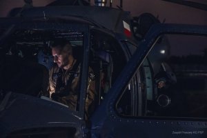 Pilot śmigłowca S70i Black Hawk w kabinie, zdjęcie nocne, zrobione na chwilę przed odlotem do Turcji.