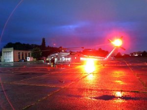 Śmigłowiec S70i Black Hawk na płycie lotniska na warszawskim Bemowie, na chwilę przed nocnym startem do Turcji.